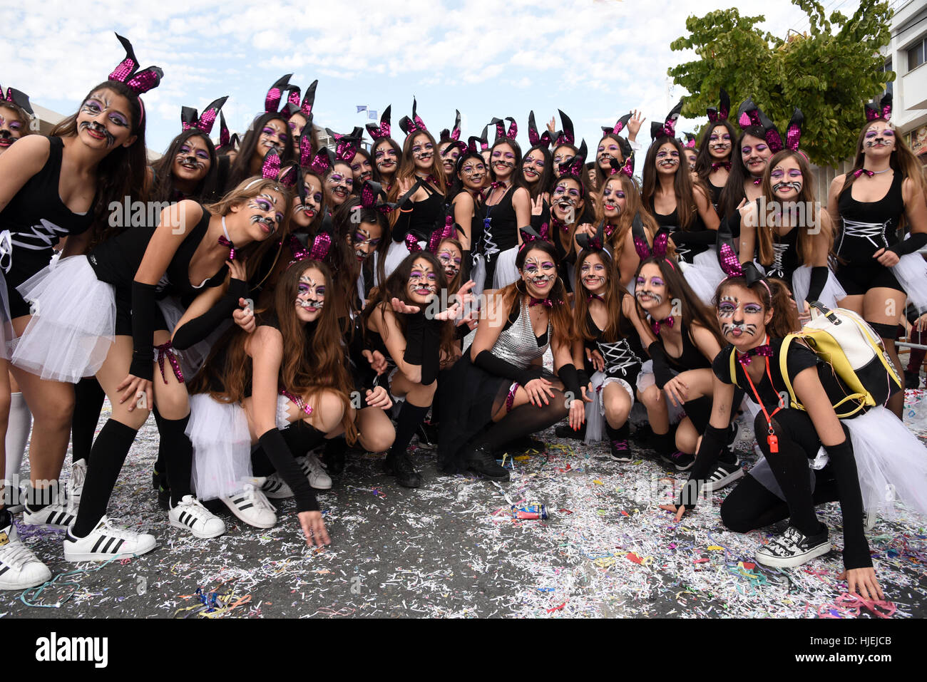 Le persone felici in squadre vestite con abiti colorati al famoso Limassol sfilata di carnevale il 13 marzo 2016 , Cipro. Foto Stock