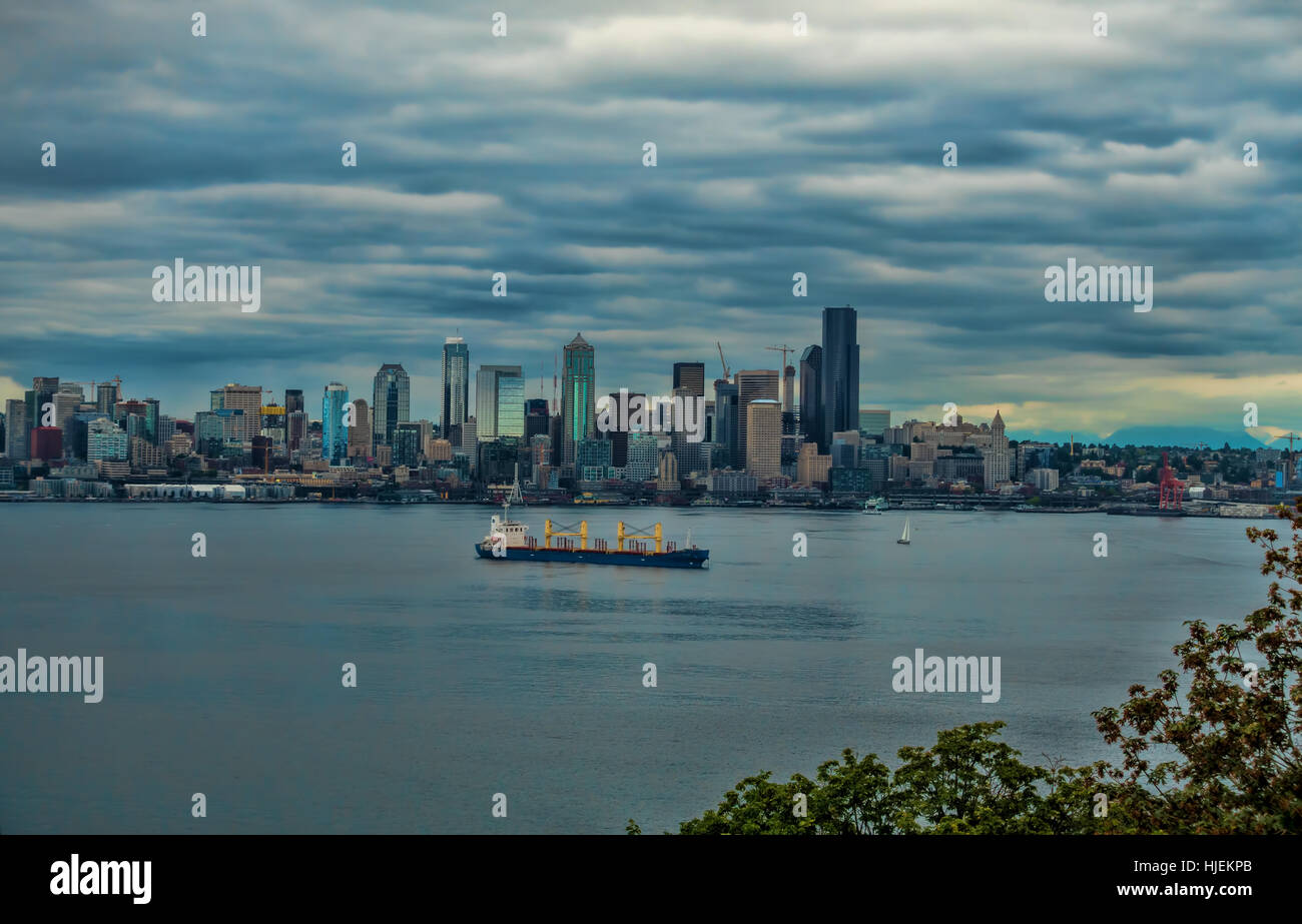 Nuvole temporalesche passando il mouse sopra la skyline di Seattle. Foto Stock