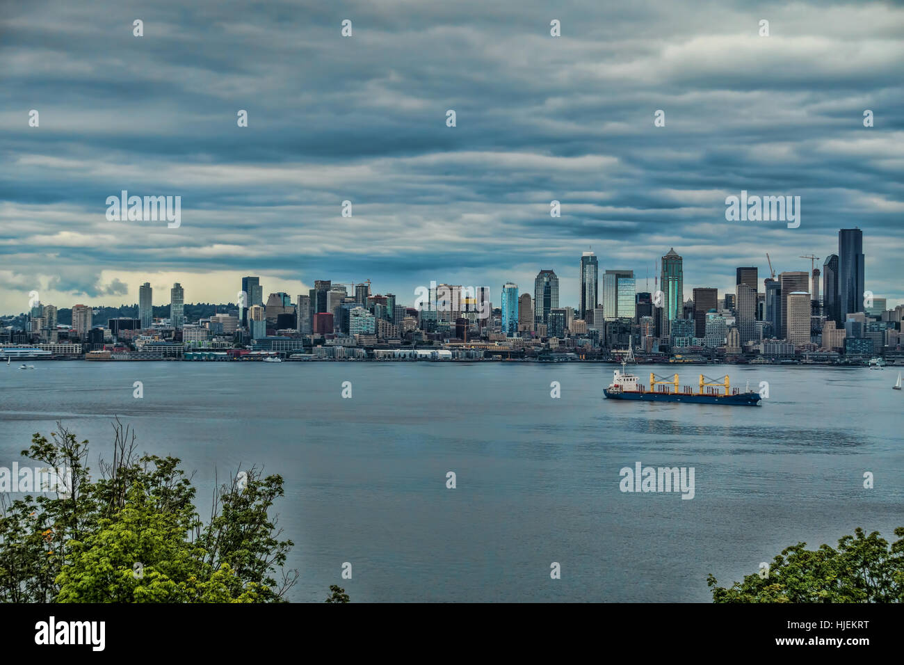 Nuvole temporalesche passando il mouse sopra la skyline di Seattle. Foto Stock