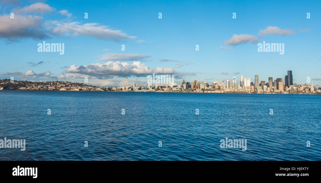 Nuvole passare il puntatore del mouse della skyline di Seattle su una soleggiata giornata di primavera. Foto Stock