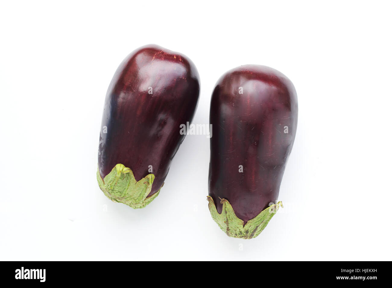 2 viola melanzane, brinjals o melanzane isolata contro uno sfondo bianco Foto Stock