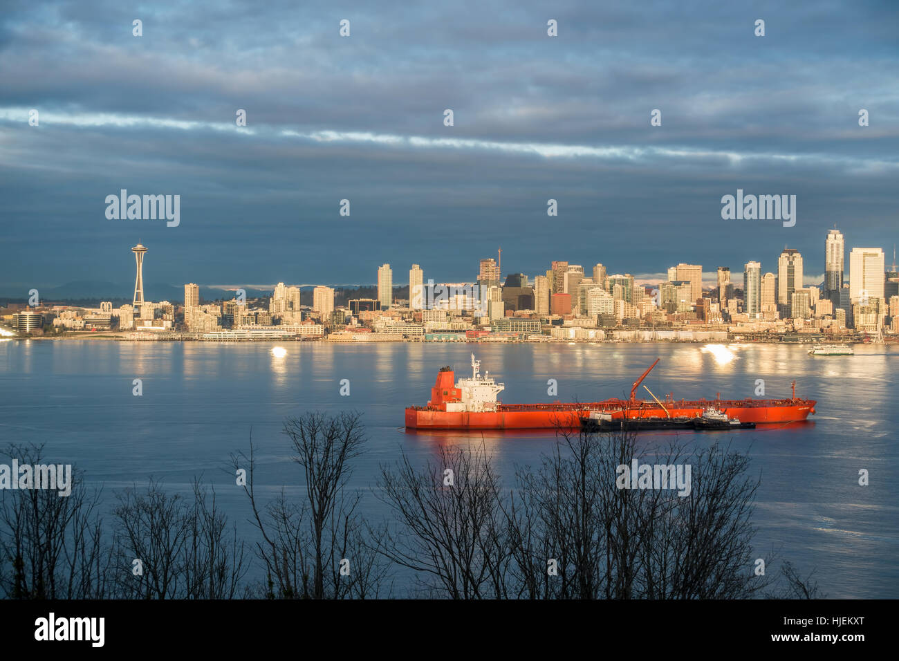 I grattacieli di Seattle riflettono il sole come una nave si sposta al di là della Baia di Elliott. Foto Stock