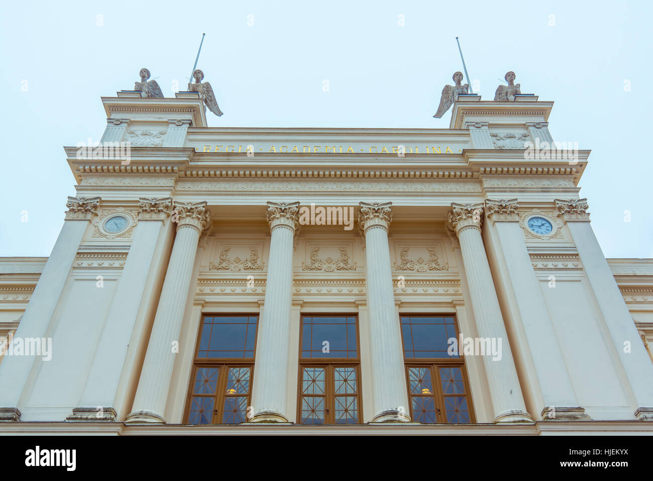 Università di Lund edificio principale. La facciata con pilastri contro il cielo blu. Sulla parte superiore è di quattro Sfingi e presentano due corone di alloro Foto Stock