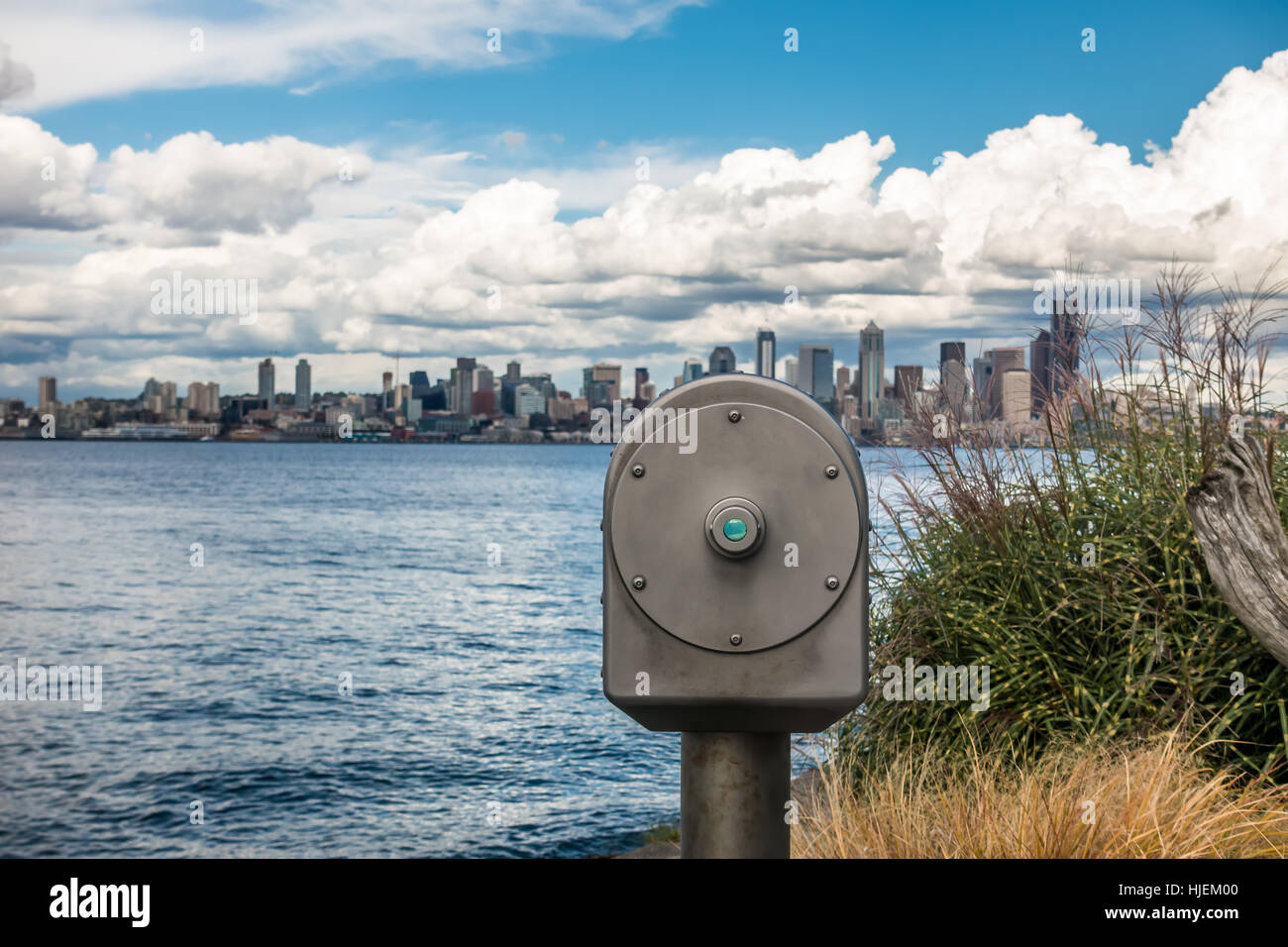 Un telescopio con la skyline di Seattle in background. Foto Stock