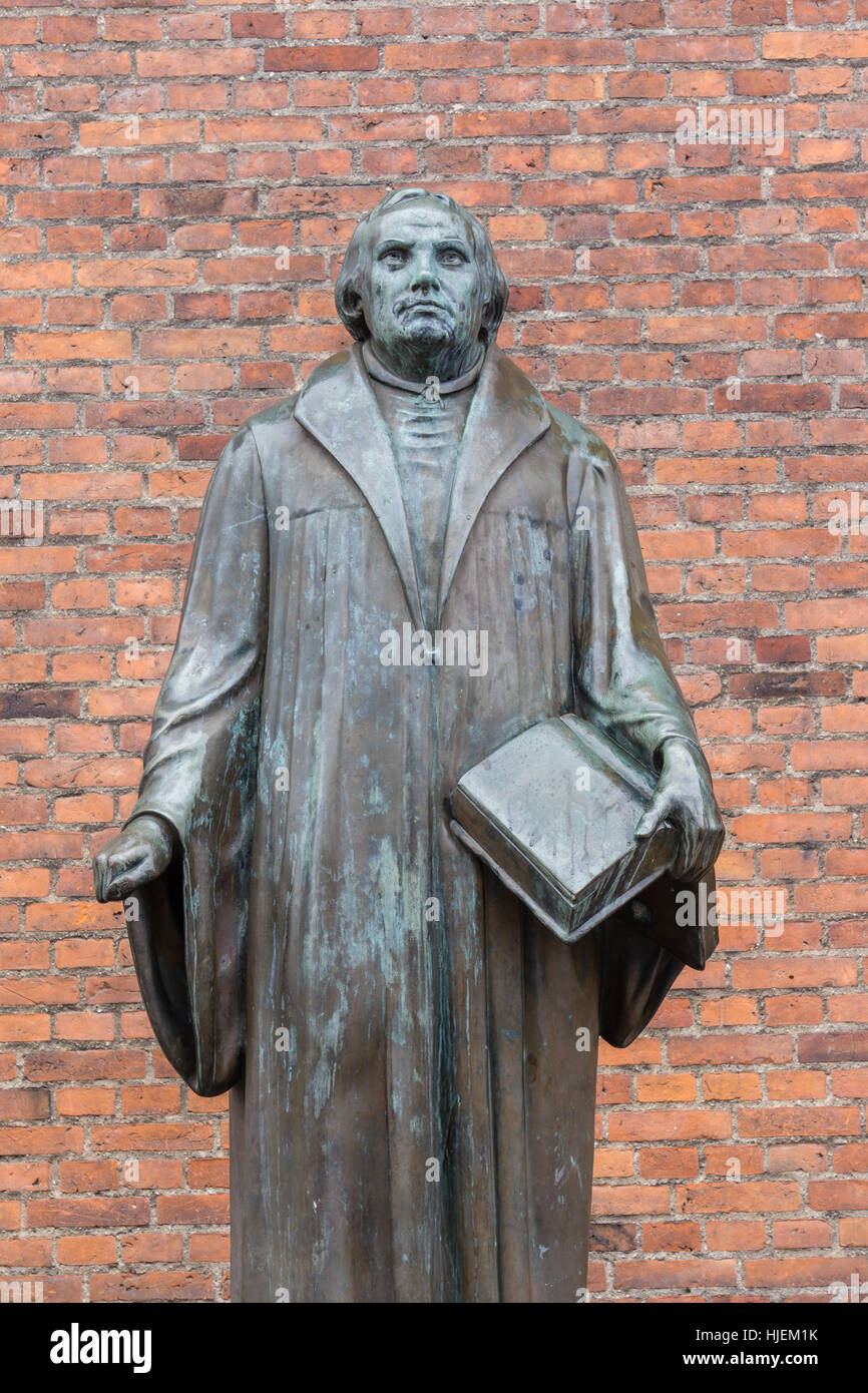 Statua di bronzo del riformatore Martin Lutero nella parte anteriore della chiesa di Lutero a Copenhagen, in Danimarca, 21 gennaio 2017, Foto Stock