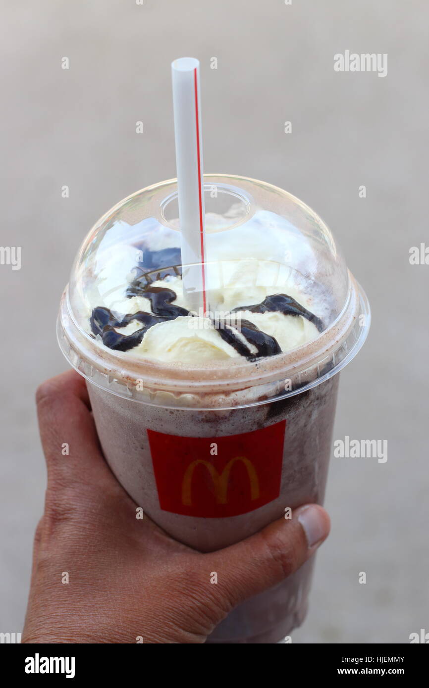 Close up di McDonald's Frappé al cioccolato con crema e salsa al cioccolato - McDonald's Melbourne Victoria Australia Foto Stock