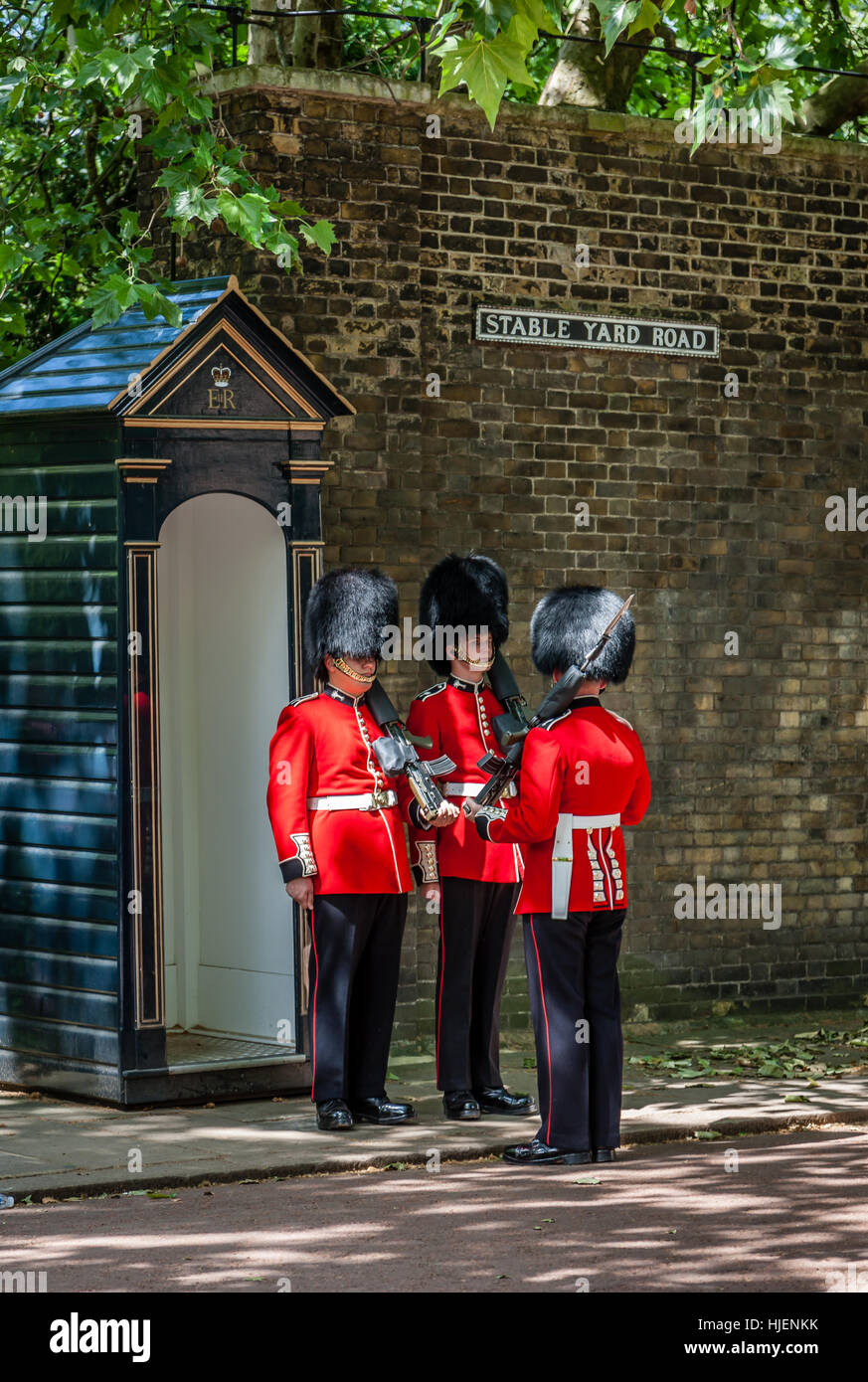 Protezioni gallese durante il cambio della guardia al di fuori di Clarence House, London, England, Regno Unito Foto Stock