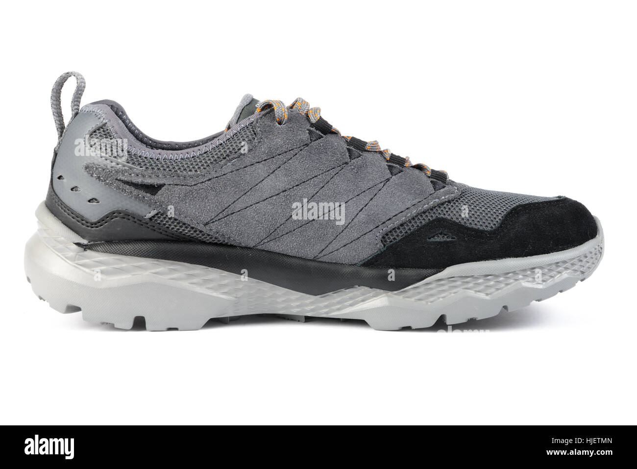 Grigio calzatura Trekking isolati su sfondo bianco Foto Stock