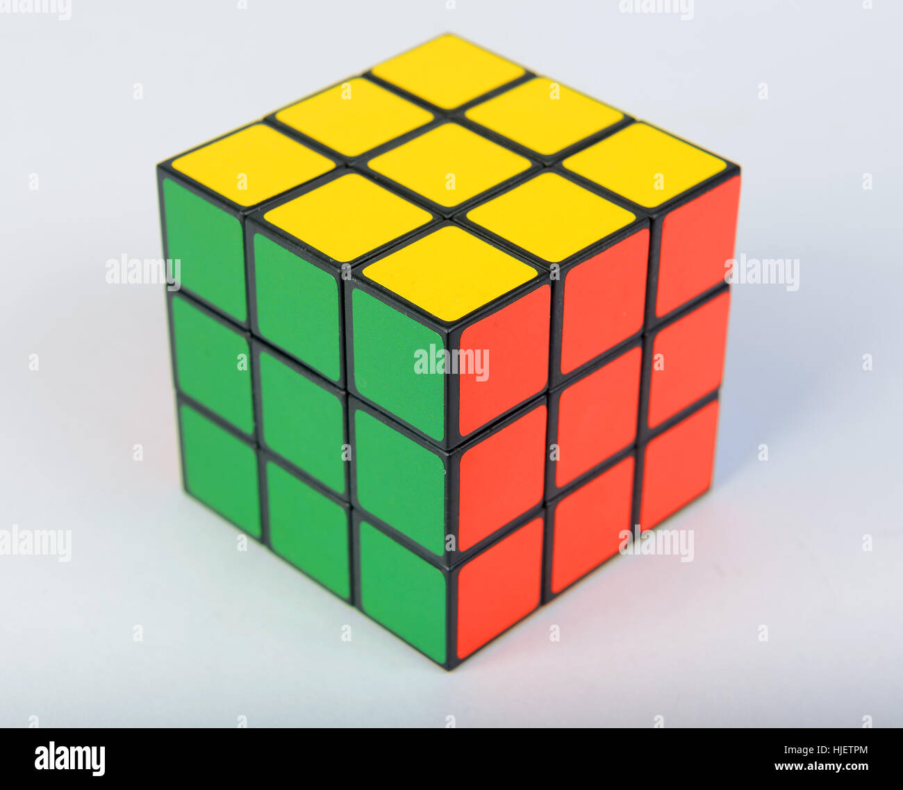 Cubo di Rubik intaglio isolato su sfondo bianco Foto Stock