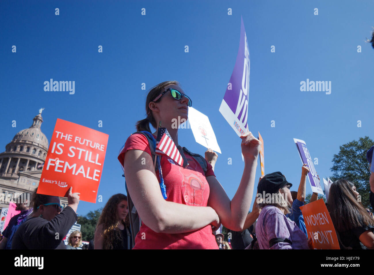 Protester erge orgogliosamente durante la donna marzo presso l'Austin Capitol. Foto Stock