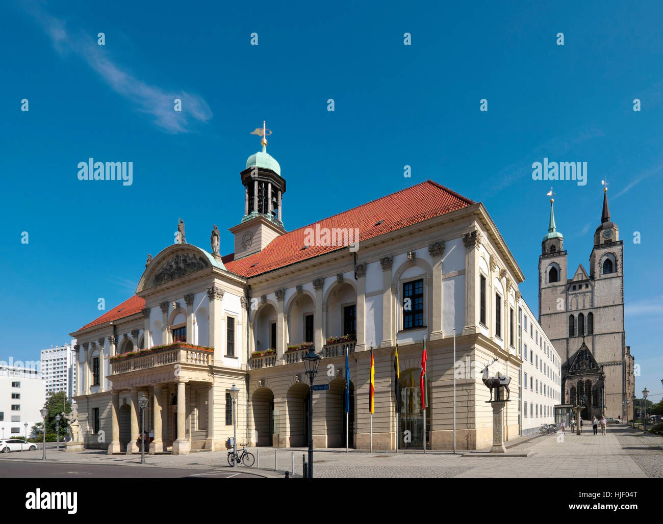 Il vecchio municipio, il vecchio mercato, Chiesa di San Giovanni Evangelista sul retro, di Magdeburgo, Sassonia-Anhalt, Germania Foto Stock