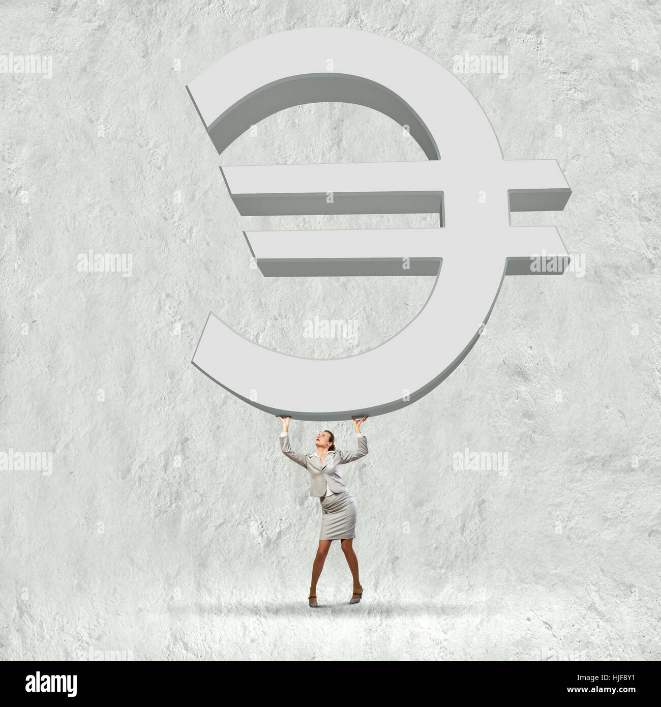 Immagine concettuale di imprenditrice di sollevamento euro enorme cartello sopra la testa Foto Stock