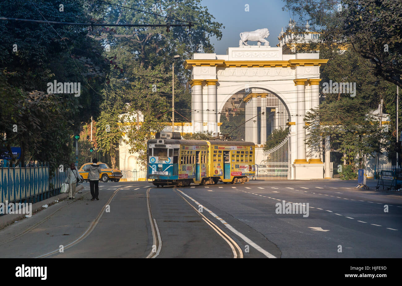 Heritage Kolkata il tram che passa l'ingresso anteriore del centro storico e architettonico gotico casa del governatore vicino a Dalhousie Kolkata. Foto Stock