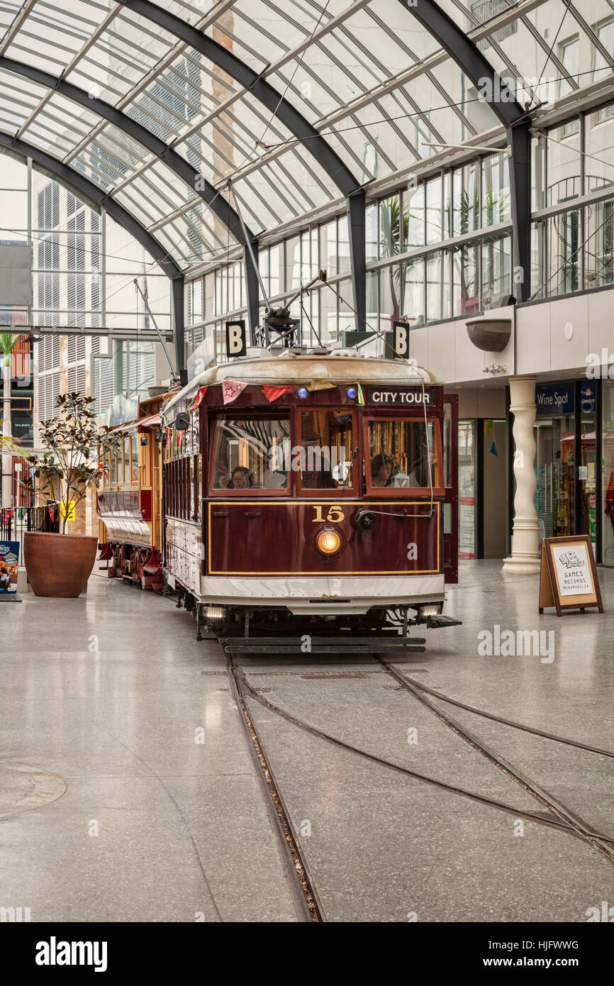 Vintage vetture tranviarie in Cattedrale Junction, un combinato di shopping mall e la fermata del tram nel centro di Christchurch, Nuova Zelanda. Foto Stock