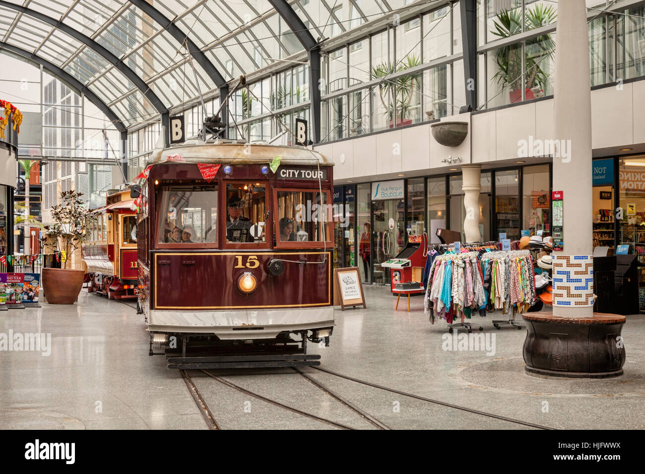 Vintage vetture tranviarie in Cattedrale Junction, un combinato di shopping mall e la fermata del tram nel centro di Christchurch, Nuova Zelanda. Foto Stock