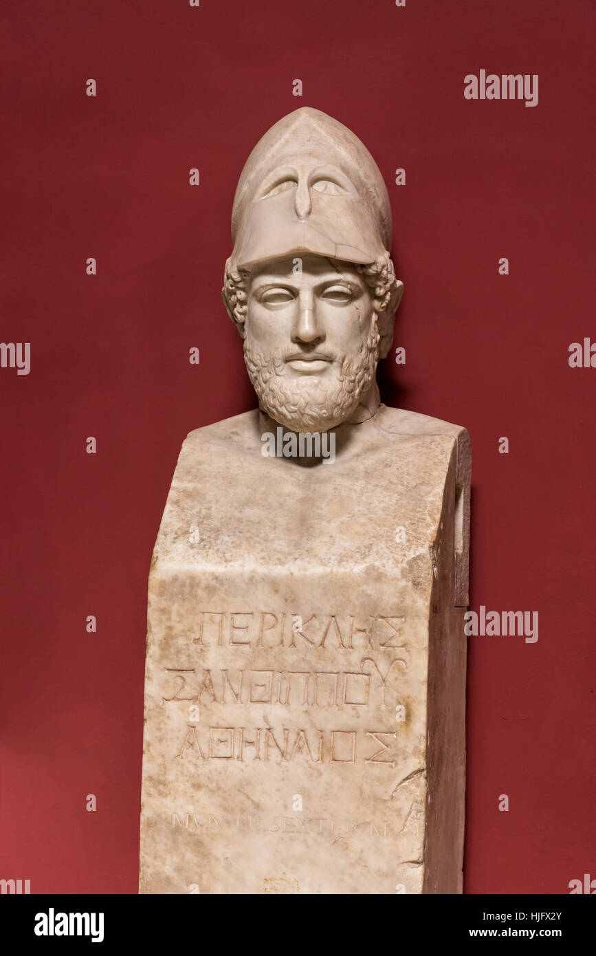 Il busto di Pericle con l'elmo corinzio nel Museo del Vaticano con iscrizione, Roma, Italia, Europa Foto Stock