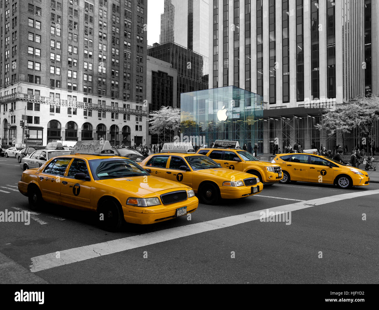 Taxi gialli nella parte anteriore del negozio Apple Store in New York, Stati Uniti d'America Foto Stock