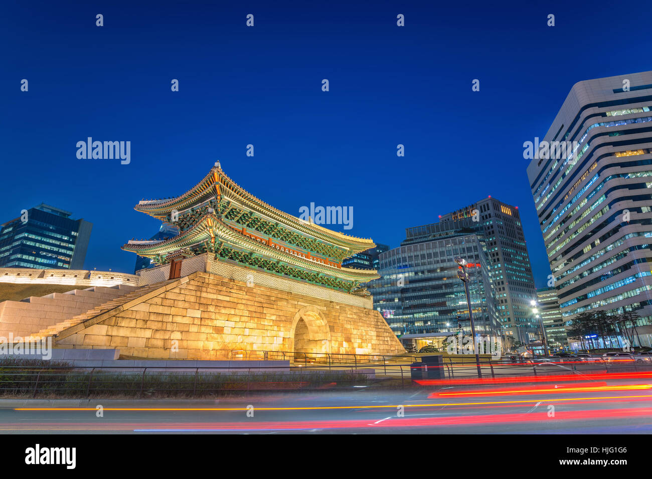 Porta di Namdaemun e Seoul città skyline notturno, Seoul, Corea del Sud Foto Stock