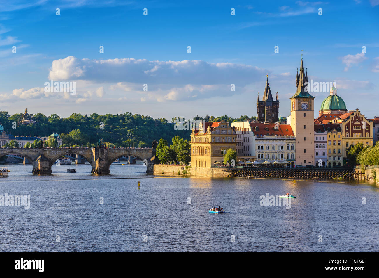 Praga dello skyline della città e il Ponte di Carlo, Praga, Repubblica Ceca Foto Stock