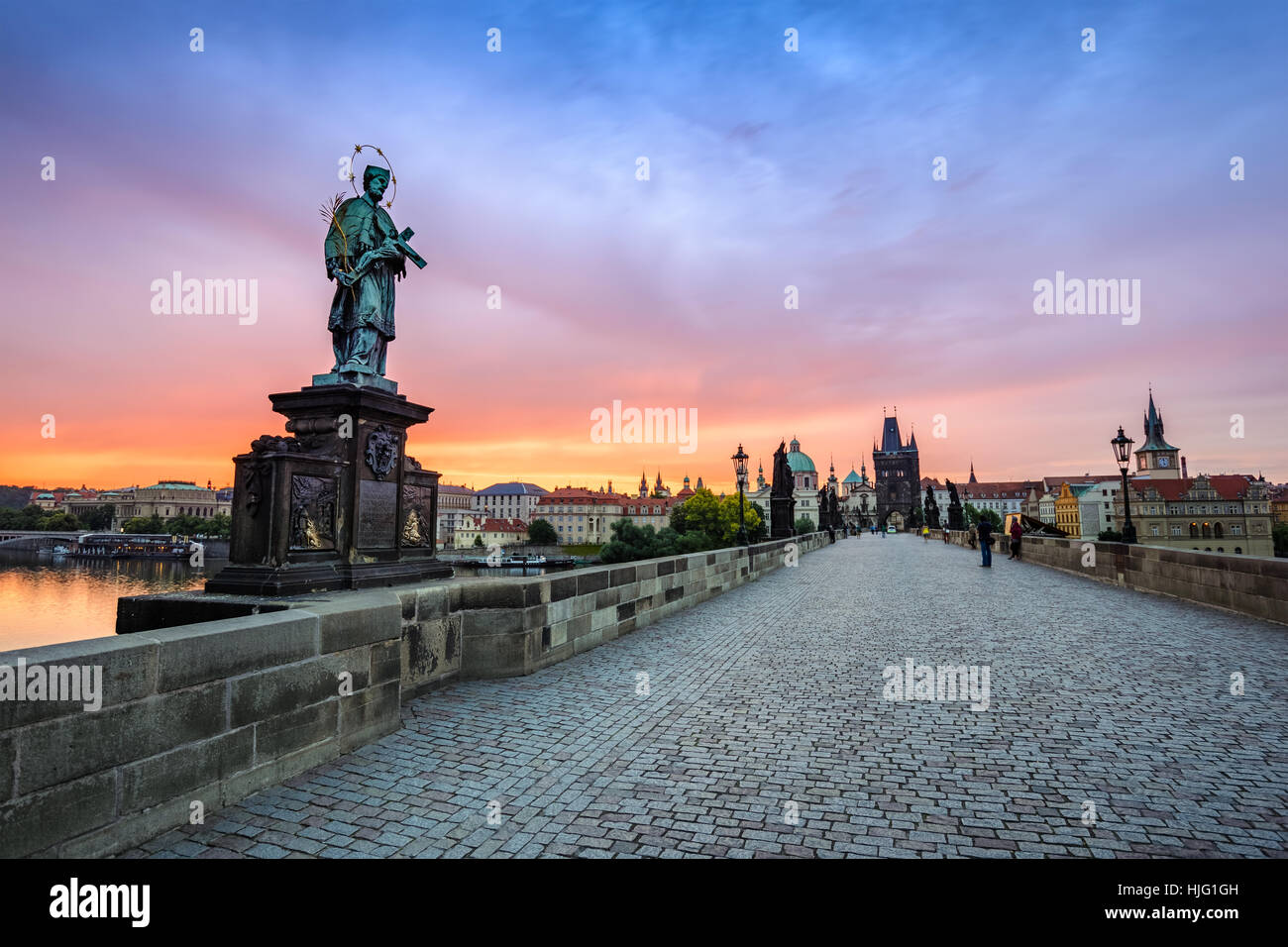 Sunrise a Charles Bridge di Praga e dello skyline della città, Praga, Repubblica Ceca Foto Stock