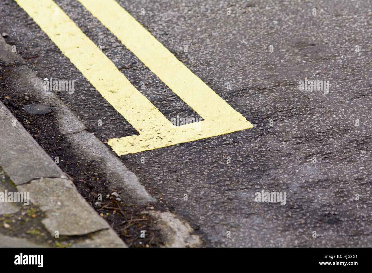 Fine del doppio giallo linee in strada Foto Stock