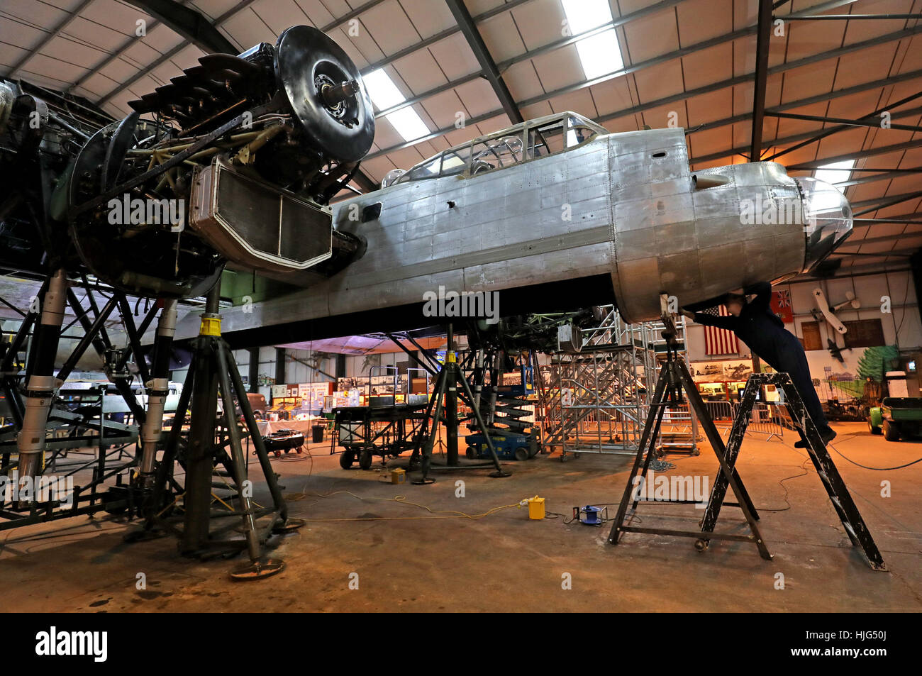 Roy Lemmon lavora sull'Avro Lancaster NX611 'appena Jane' come opere di restauro continua sul velivolo in Lincolnshire Aviation Heritage Center a East Kirkby, Licolnshire. Foto Stock