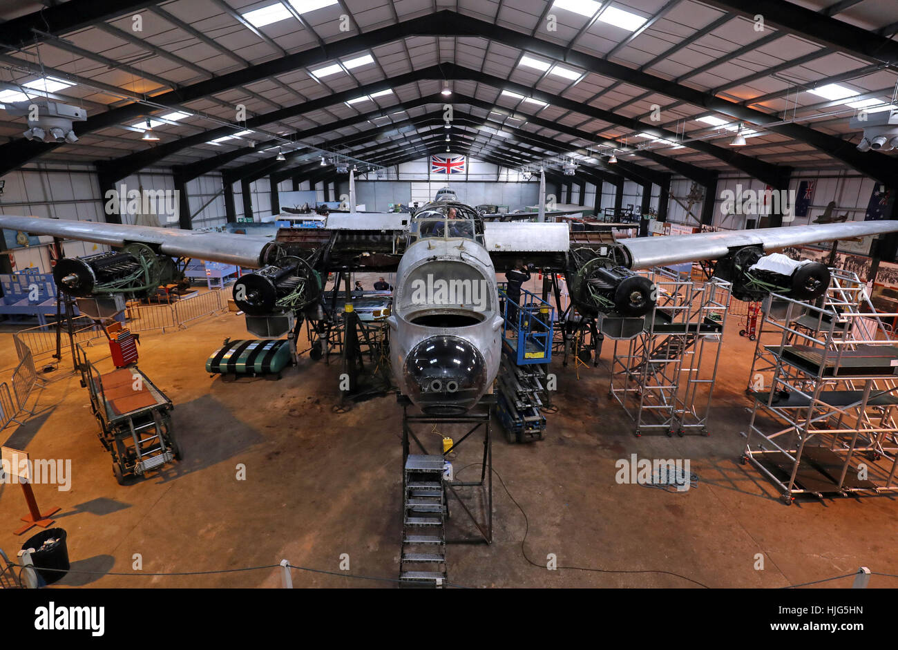 Vista generale dell'Avro Lancaster NX611 'appena Jane' come opere di restauro continua sul velivolo in Lincolnshire Aviation Heritage Center a East Kirkby, Licolnshire. Foto Stock