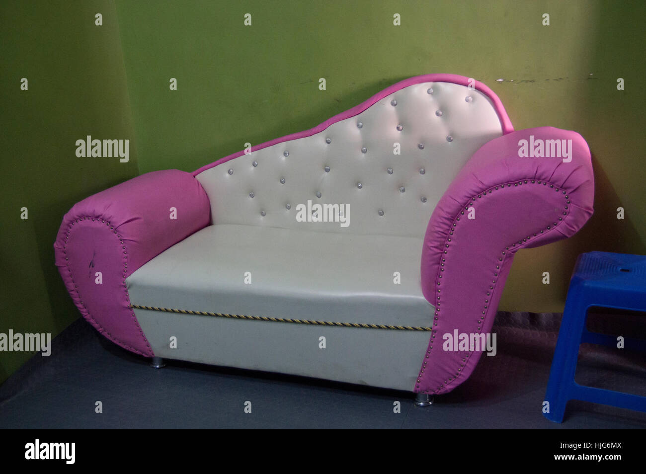 Vistosi rosa e bianco divano in pelle Foto Stock