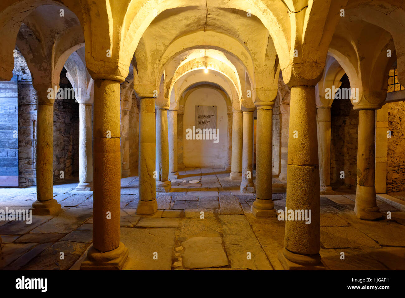 Colonne nella cripta romanica chiesa di Santa Maria del Tiglio Gravedona,, Lombardia, Italia Foto Stock