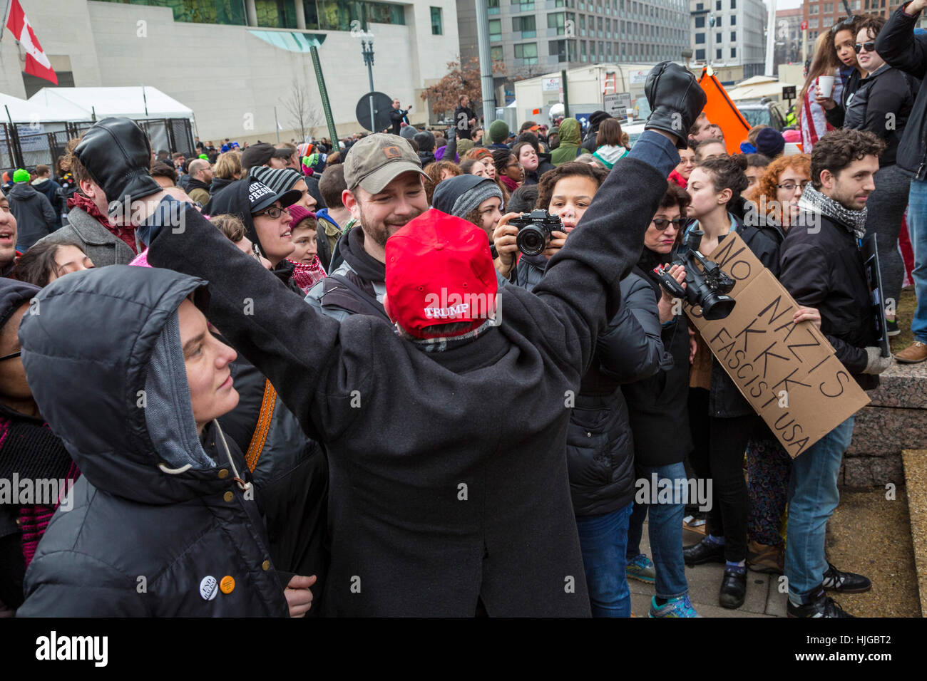 Washington DC, Stati Uniti d'America - 20 Gennaio 2017 - Una Trump sostenitore sostiene con manifestanti alla cerimonia di inaugurazione del presidente Donald Trump. Foto Stock