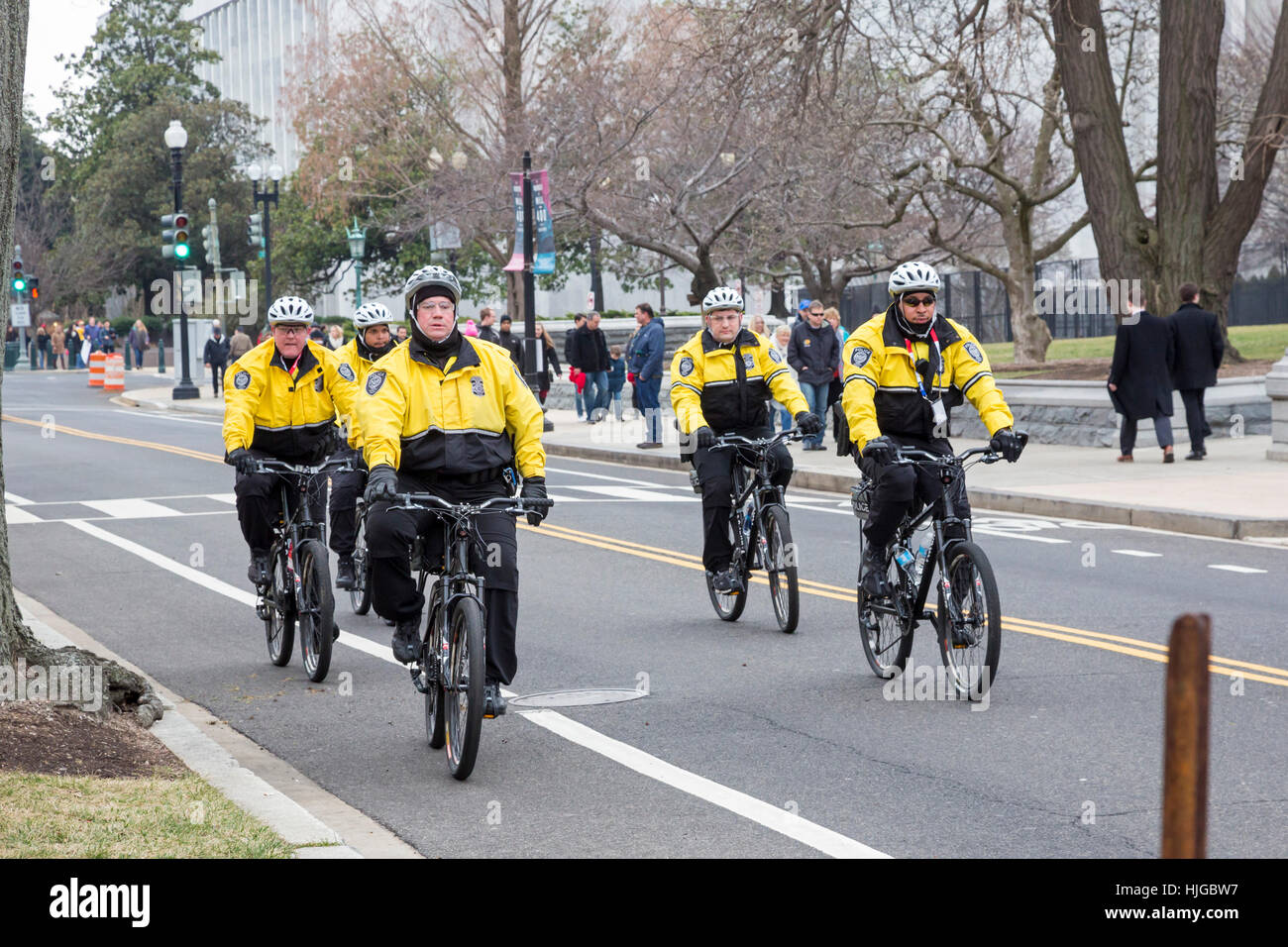 Washington DC, Stati Uniti d'America - Bicicletta pattuglia di polizia Capitol Hill durante la cerimonia inaugurale del presidente Donald Trump. Foto Stock