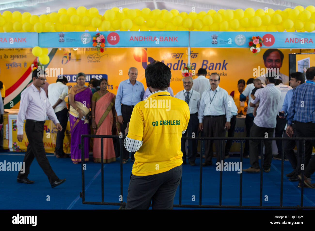 HYDERABAD, INDIA - JAN 19,2017 un volontario prende una foto a Digi Dhan Mela a Hyderabad.2 giorno mela è organizzato da Telangana e Govt dell India t Foto Stock