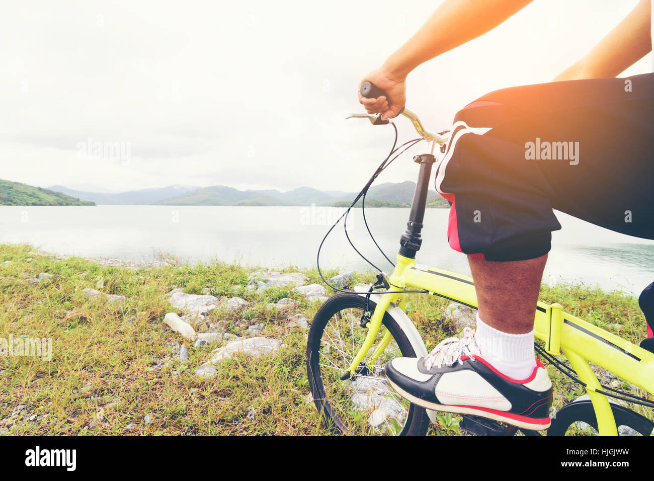 L'uomo Asian un giro in bicicletta e vista lago. Foto Stock