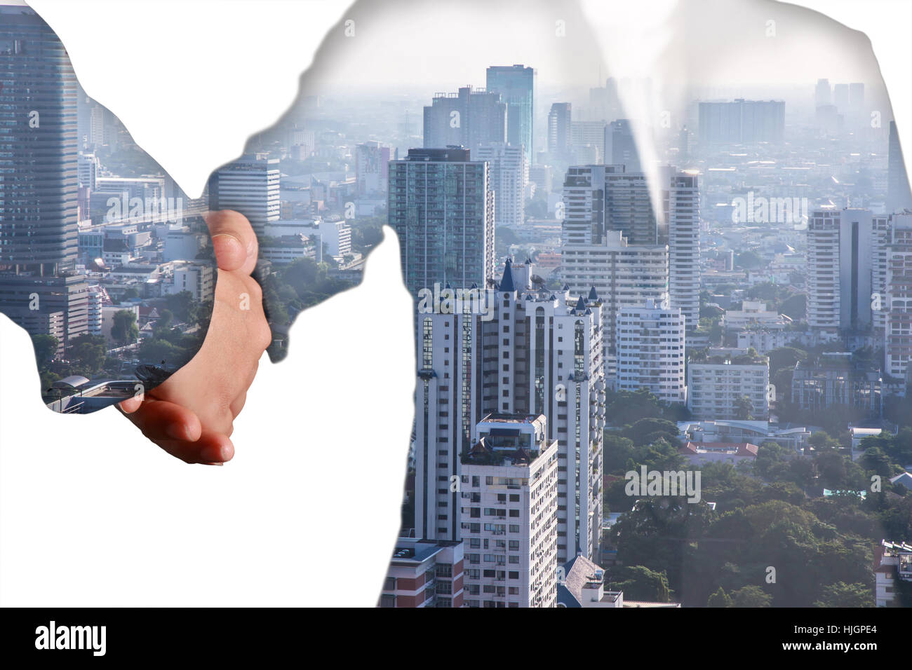 Doppia esposizione di stretta di mano e città in una mattinata nebbiosa Foto Stock