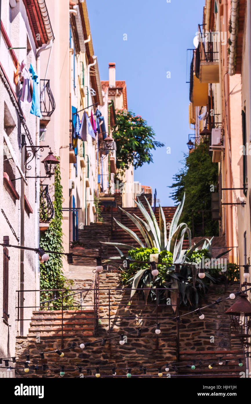 Una scale strada sotto il cielo mediterraneo Foto Stock