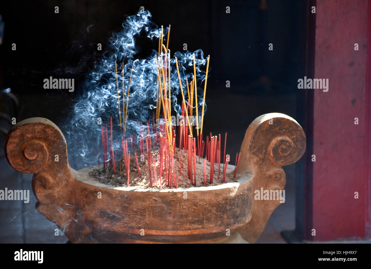 Aromatica bastoncini di incenso in un tempio Cinese, Ho Chi Minh City, Vietnam Foto Stock