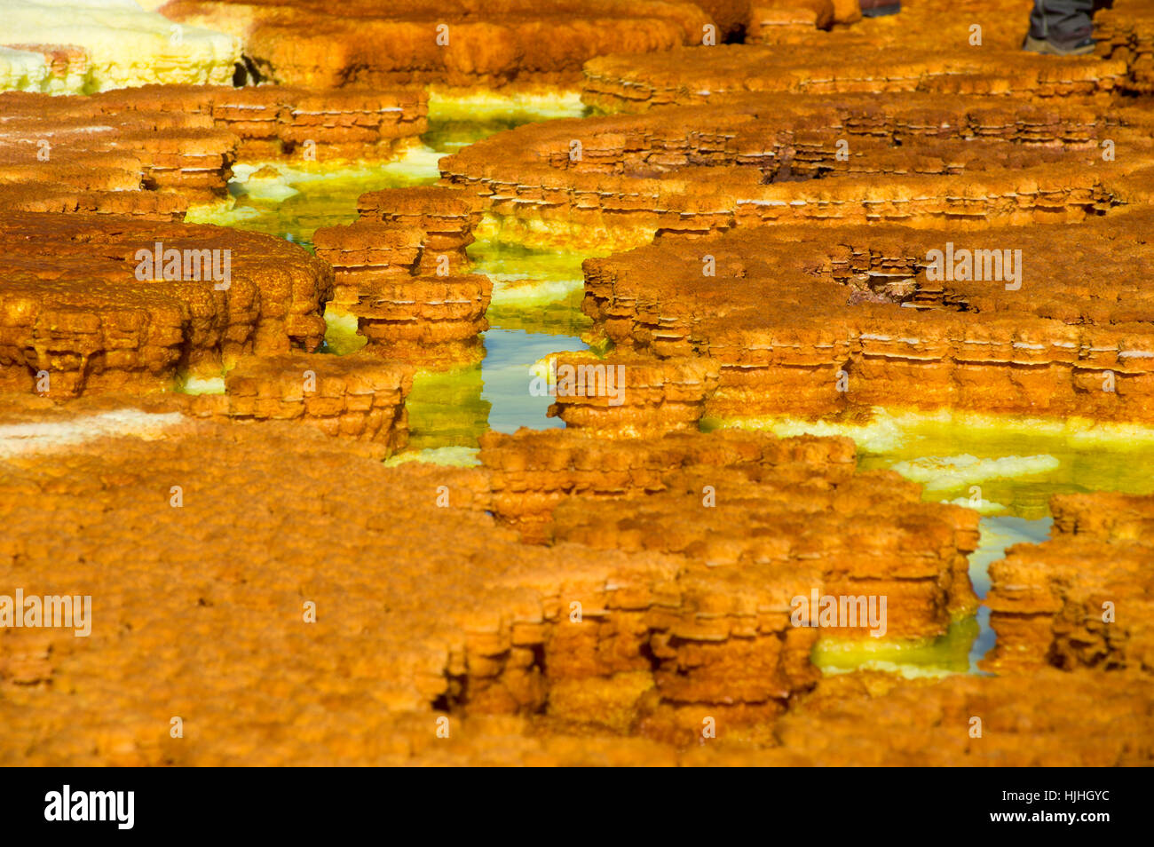 I colori vivaci e il sorprendente formazioni rocciose in uno scenario incredibile di Dalol, Etiopia nella depressione di Danakil deserto Foto Stock