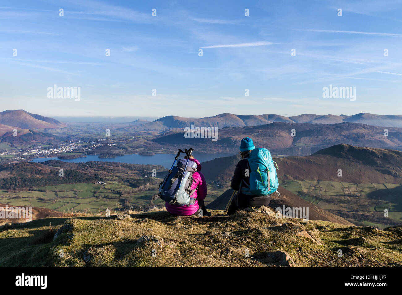 Due escursionisti godendo della vista sulla Derwent Water da Causey Pike Lake District Cumbria Regno Unito Foto Stock