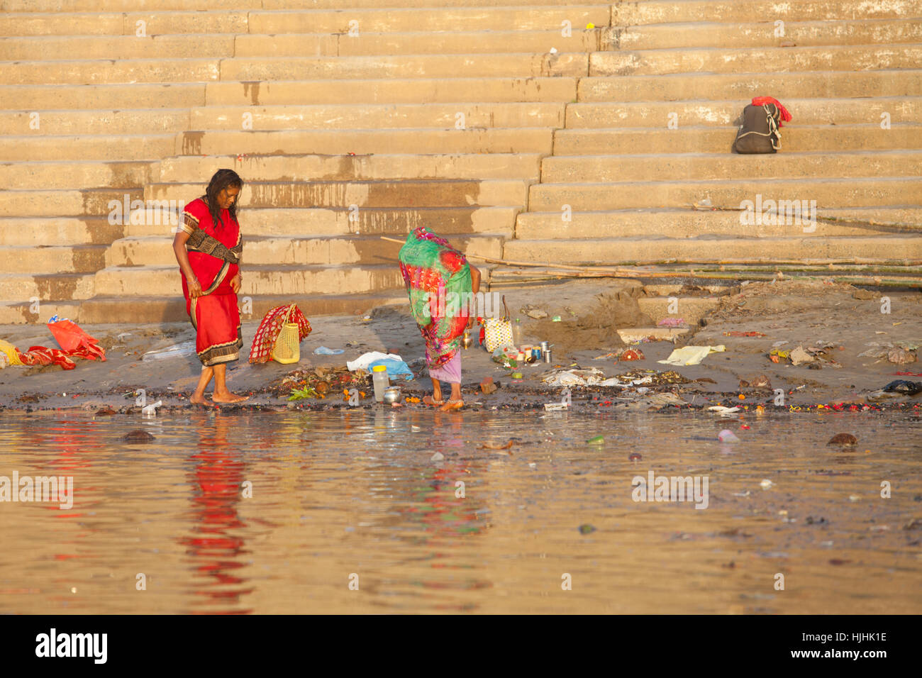 Bagnanti nel sacro Gange, Varanasi, (o Benares) Uttar Pradesh, India Foto Stock