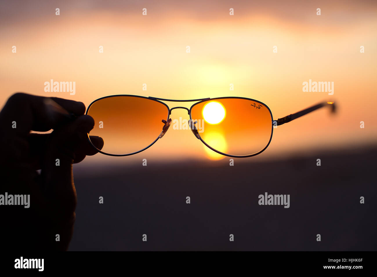 Occhiali da sole e al tramonto Foto Stock