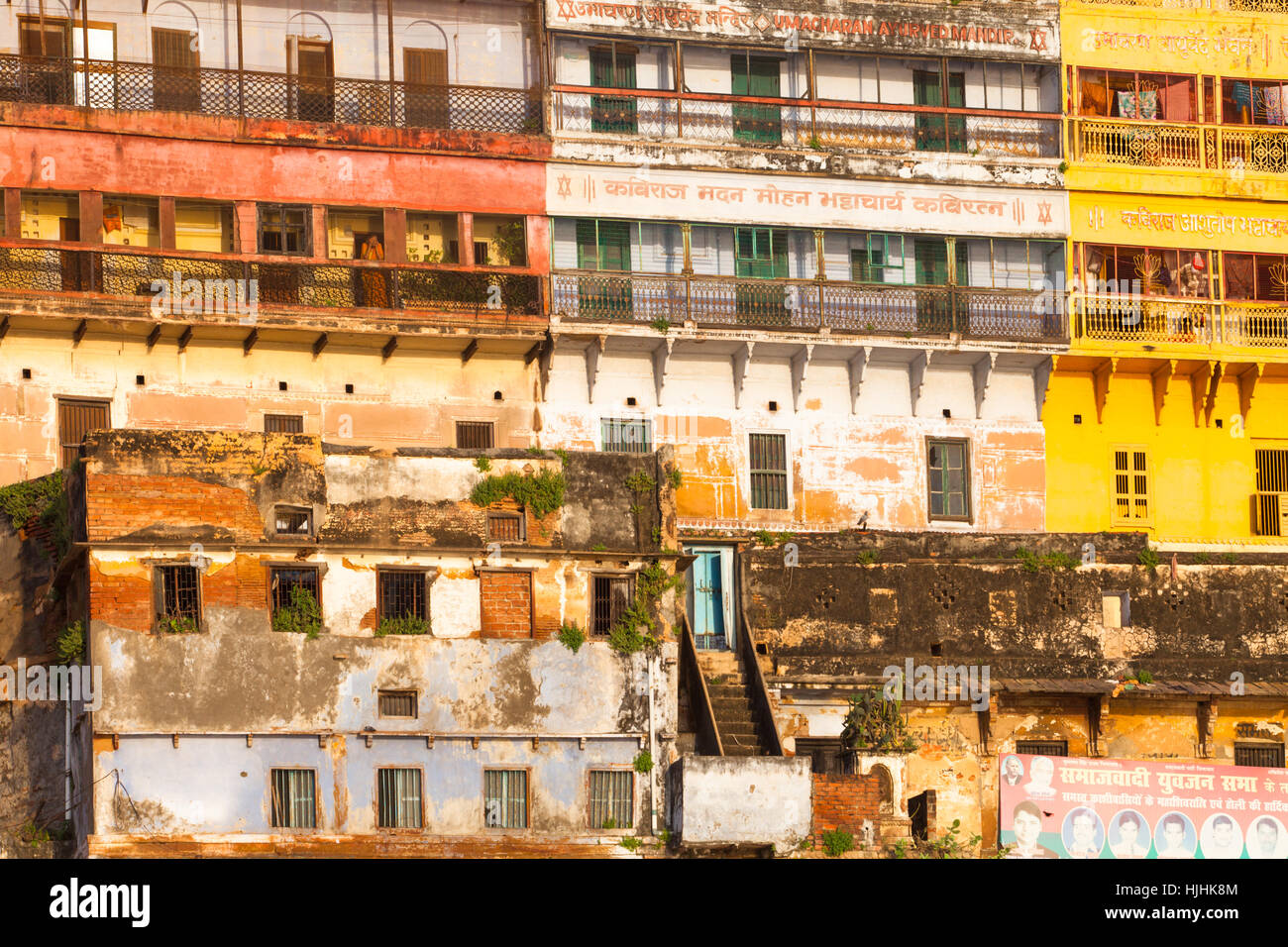 Edifici e ghats lungo il fiume Gange, a Veranasi, Uttar Pradesh, India (talvolta chiamato Banares o Kashi) Foto Stock