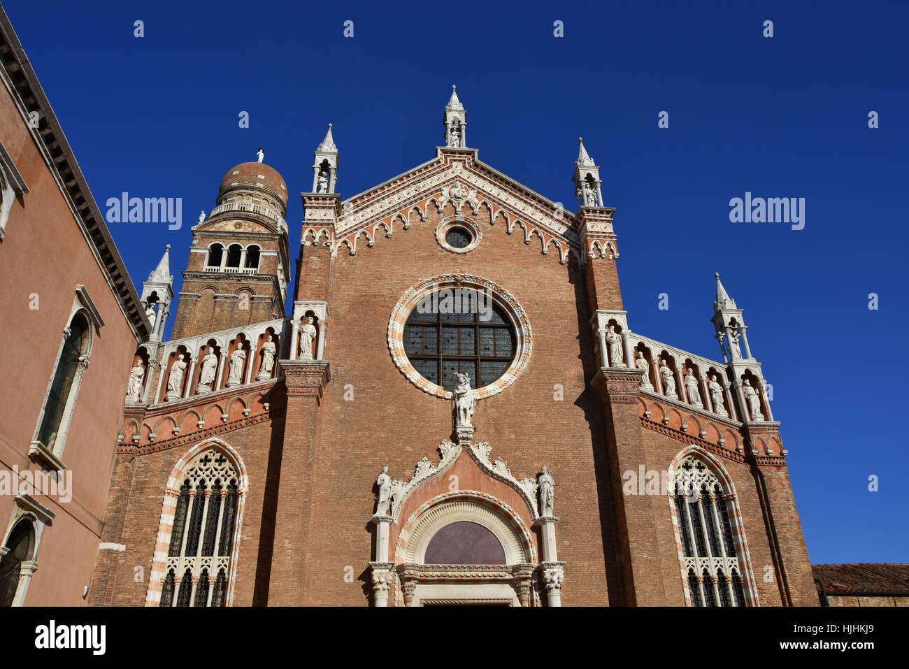 Santa Maria dell'Orto bellissima gotica facciata in mattoni con il caratteristico campanile a Venezia Foto Stock