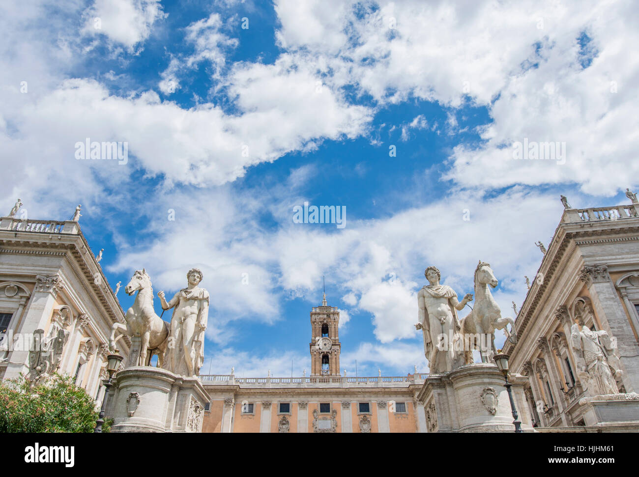 Il Campidoglio a Roma con antiche statue romane, rinascimentali bei palazzi e nuvole Foto Stock
