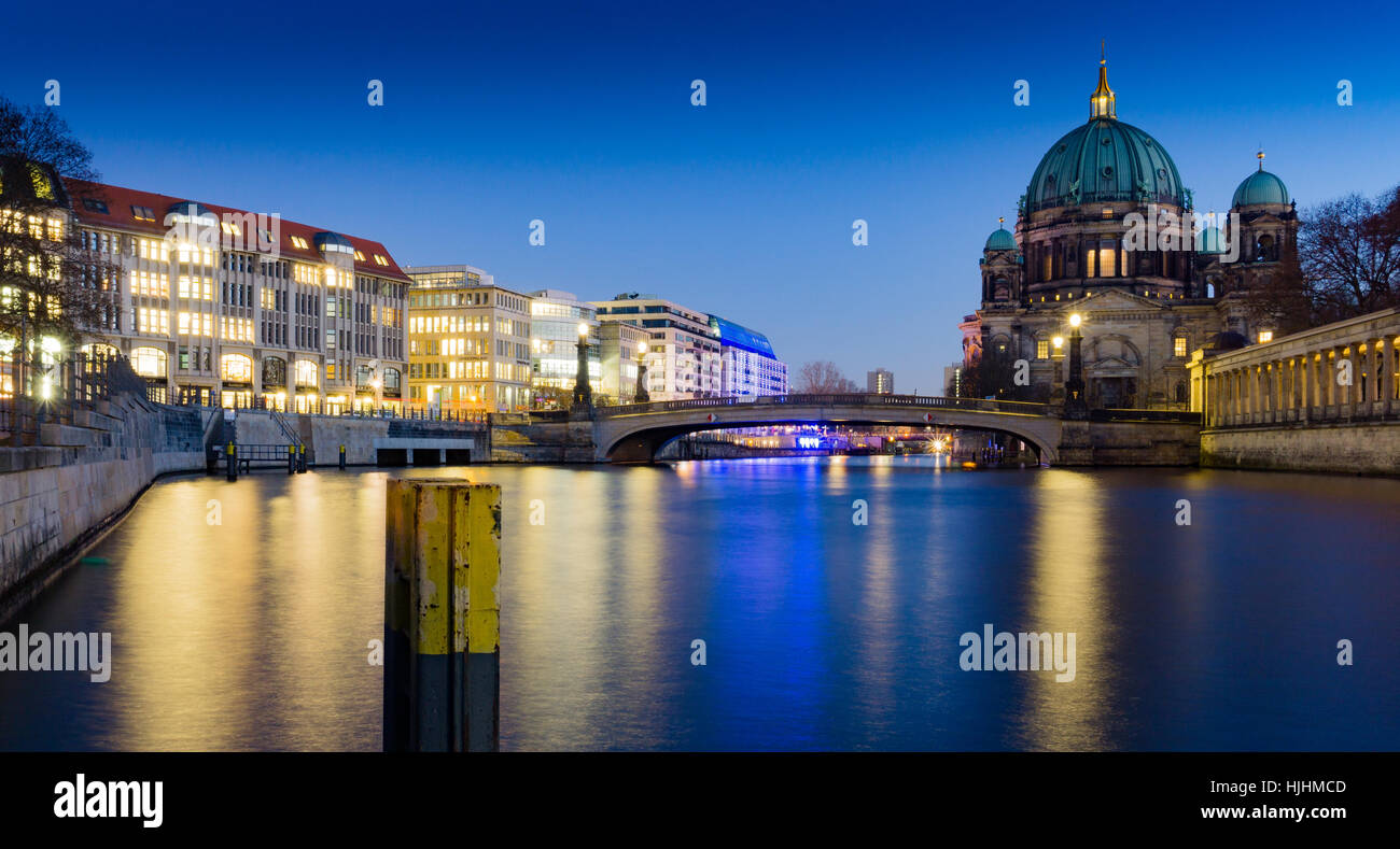 Una lunga esposizione del Berliner Dom (cattedrale di Berlino) con il fiume Sprea in primo piano. Uno dei più famosi luoghi di interesse di Berlino. Foto Stock