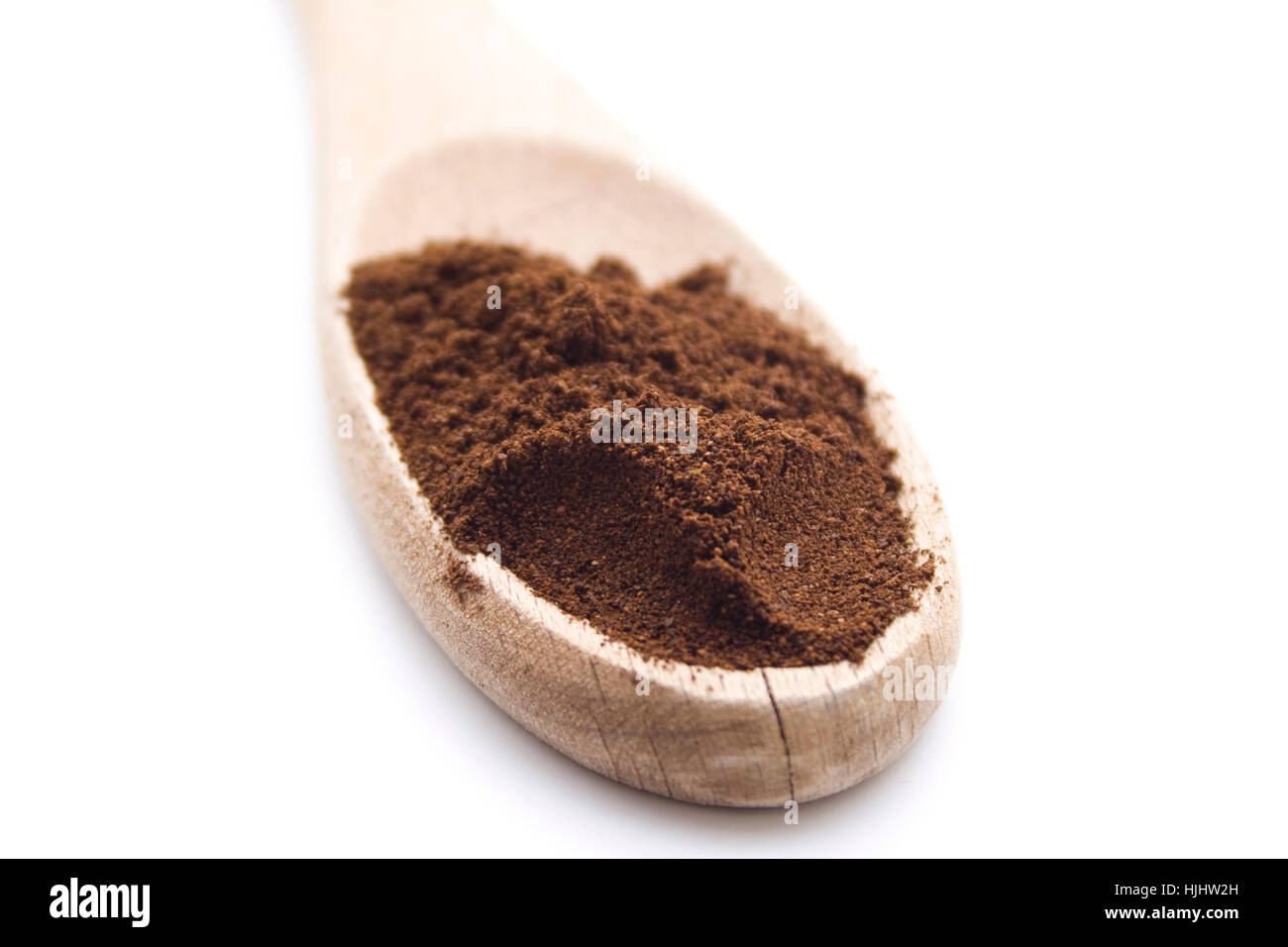 Caffè appena macinato sul cucchiaio di legno Foto Stock