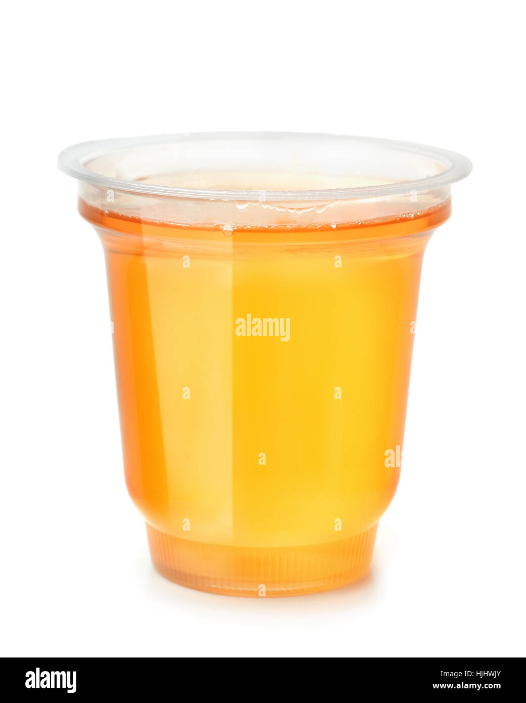 Una tazza di plastica di gelatine di frutta dolce isolato su bianco Foto Stock