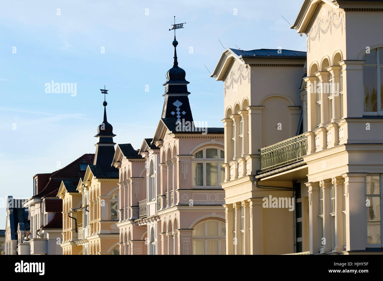Germania, Usedom, Bansin, Fila di case a luce solare Foto Stock