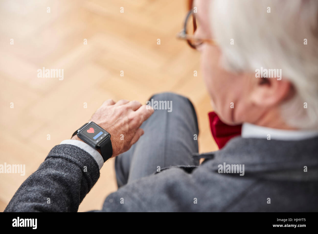 Uomo Senior controllo dati medici su smartwatch Foto Stock