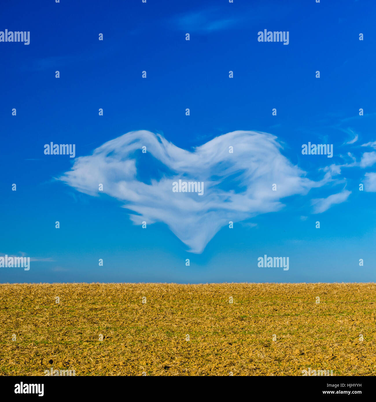 A forma di cuore sulla cloud cielo blu Foto Stock