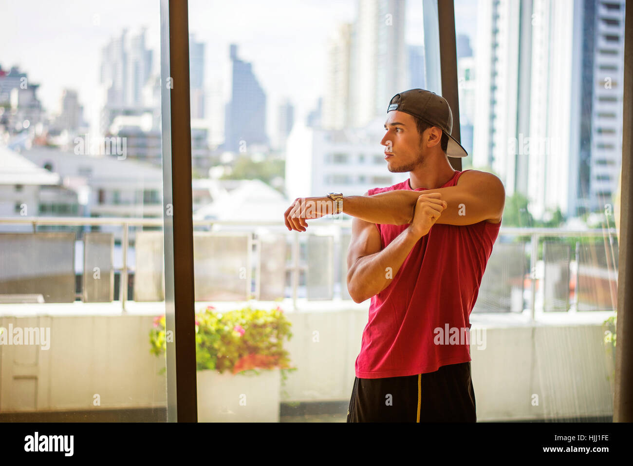 Bel giovane esercizio in palestra Foto Stock